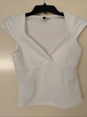 H&M White V-Neck Cap Sleeve Crop Top
